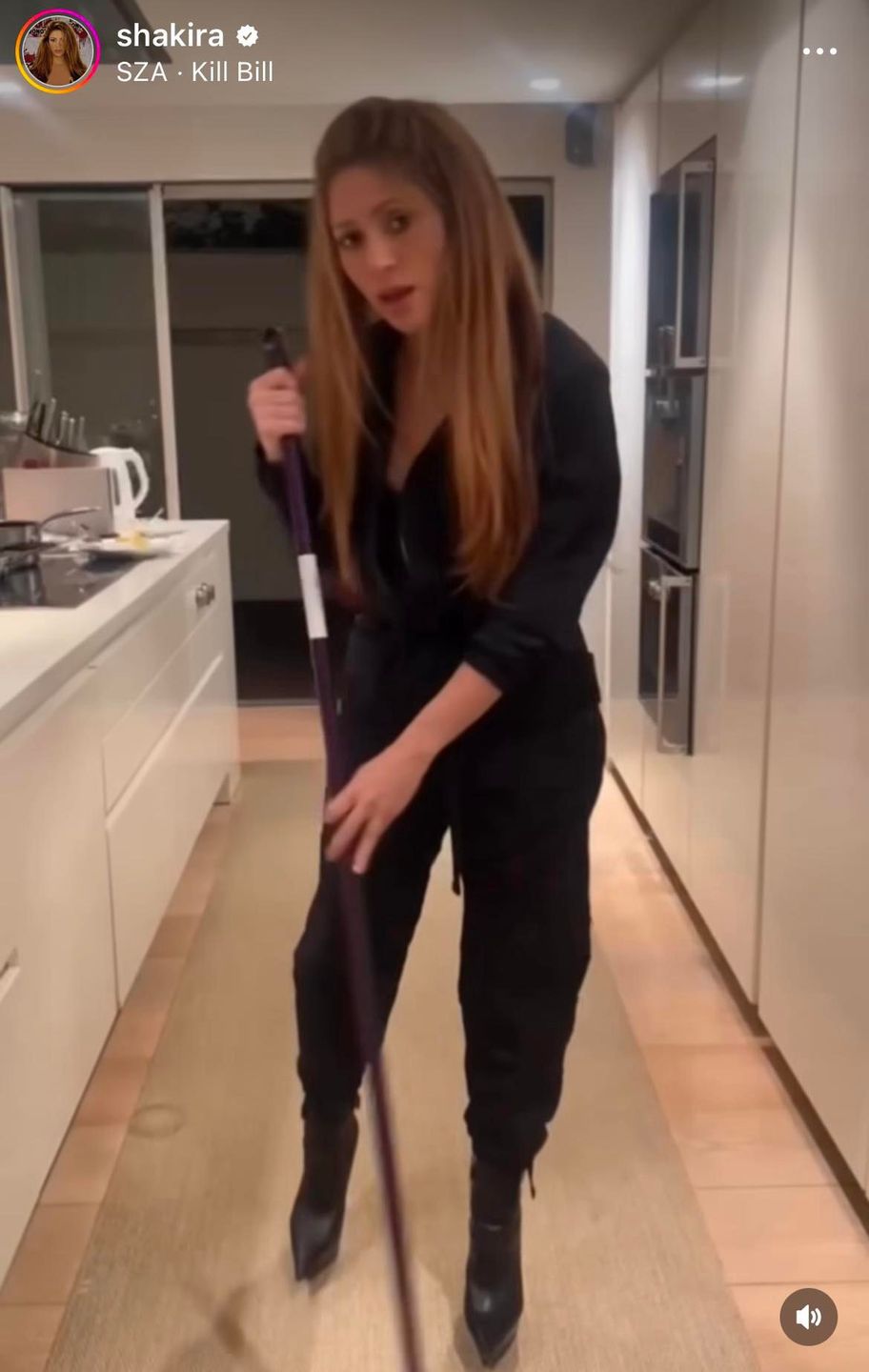 Shakira mopuje podłogę w kuchni, śpiewając WYMOWNĄ piosenkę