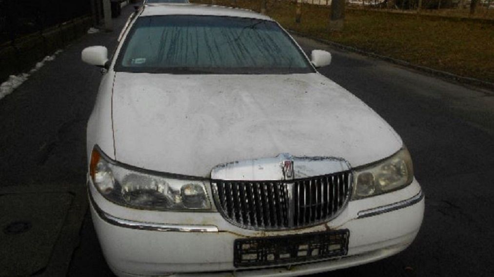 Funkcjonariusze odholowali limuzynę Lincoln 