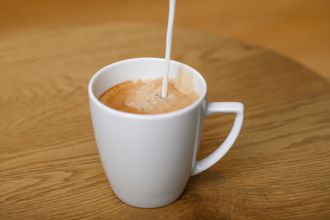 Lepiej pić kawę z mlekiem czy bez? Odpowiedź może cię zaskoczyć