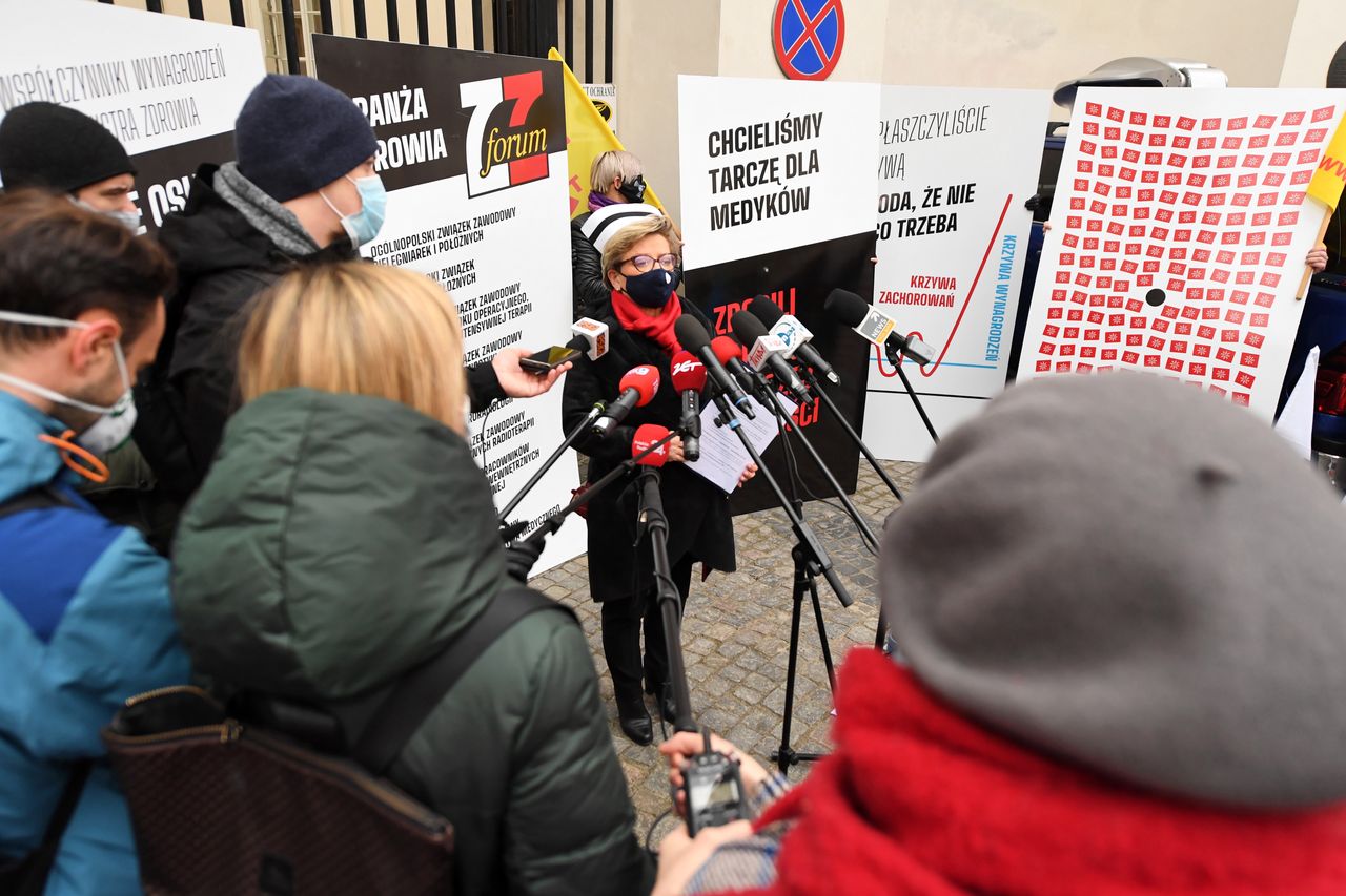 Warszawa. Konferencja prasowa przedstawicieli zawodów medycznych zrzeszonych w Forum Związków Zawodowych przed siedzibą Ministerstwa Zdrowia