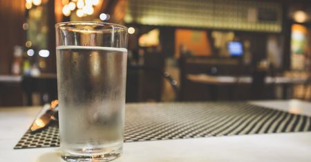 Ministerstwo wycofuje się z projektu darmowej kranówki w restauracjach. A jednak te lubelskie lokale podają gościom wodę za darmo