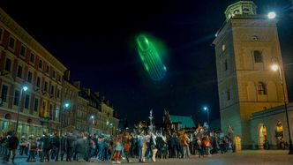 UFO ŻĄDA HOT DOGÓW Z ŻABKI? Zagadkowe obiekty nad Warszawą! EDIT: TAJEMNICA WYJAŚNIONA?