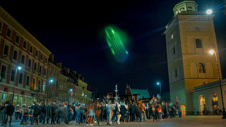 UFO ŻĄDA HOT DOGÓW Z ŻABKI? Zagadkowe obiekty nad Warszawą! (MAMY ZDJĘCIA!)