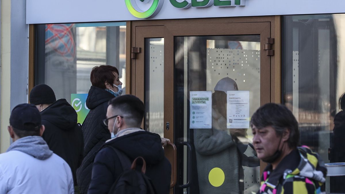 Na zdjęciu kolejka Rosjan przed bankiem