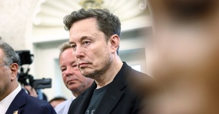 Elon Musk biegnie gasić pożary w swoich biznesach. Oznajmił, co z polityką