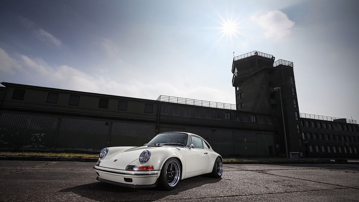 Kunsztowi i zaawansowaniu Singera trudno dorównać. Nie każdy chce jednak przeznaczać aż takie sumy, jakich oczekuje ten mistrz w kategorii restomod. Dlatego dobrą alternatywą może być właśnie Kaege Retro. 911 zmodyfikowana przez tę firmę to nadwozie z klasycznej 911 z lat 1971-1973, uzbrojone w podzespoły ze znacznie nowszej, ale wciąż chłodzonej powietrzem 993.