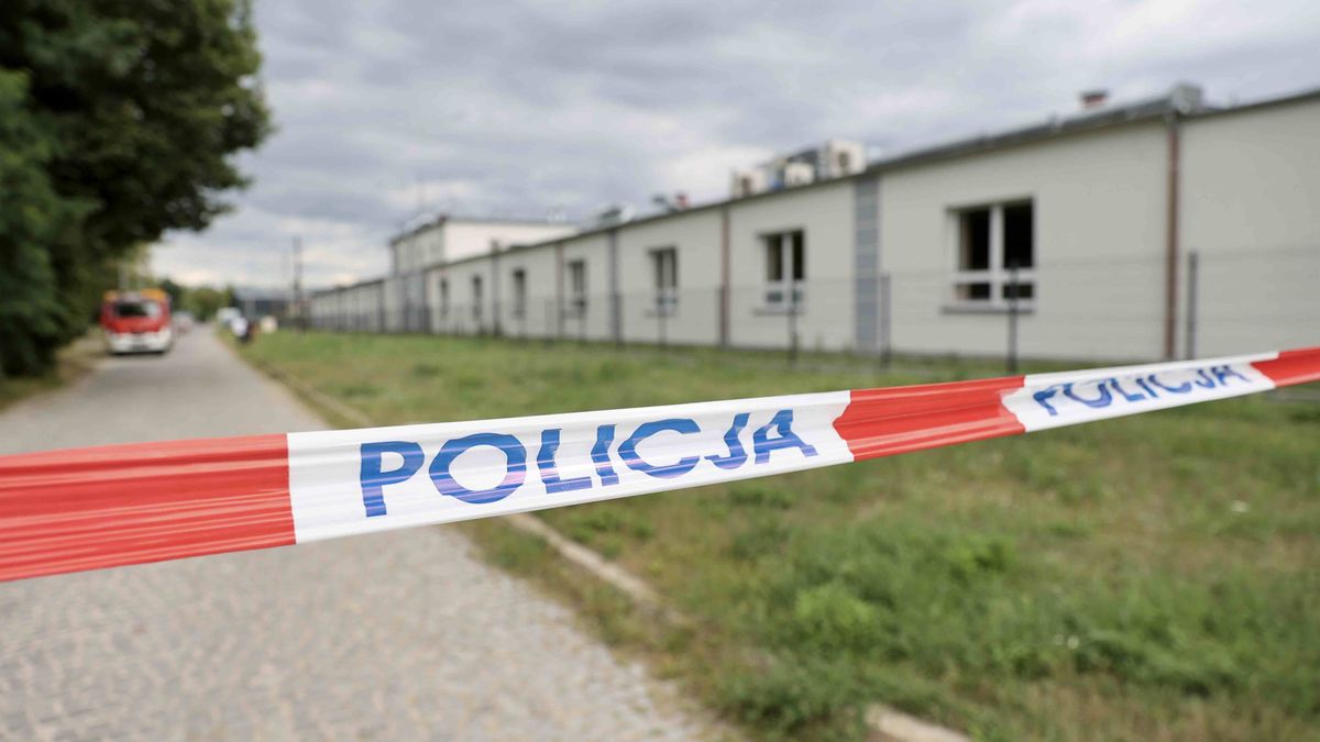 Skarżysko-Kamienna, 31.08.2026. Służby ustalają przyczyny pożaru na terenie zakładu Grupy WB w Skarżysku-Kamiennej, 1 bm. Pożar w zakładzie produkującym systemy bezzałogowe wybuchł w nocy z 30 na 31 bm. W momencie pojawienia się ognia zakład był nieczynny, nikt nie odniósł obrażeń. Grupa WB to jedno z największych przedsiębiorstw polskiego prywatnego przemysłu obronnego, specjalizujące się m.in. w produkcji dronów. (jm) PAP/Adam Kumorowicz ***Do tego materiału zdjęciowego dostępna jest również depesza w systemie CSI, pt.: Skarżysko-Kamienna/ Pożar w zakładzie Grupy WB produkującym systemy bezzałogowe; na miejscu policja i ABW (aktl.)***