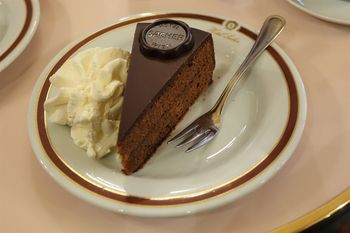 Polak zamówił słynny deser w Wiedniu. Cena za dodatek wbiła go w fotel