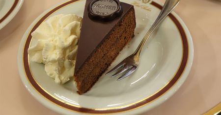 Polak zamówił słynny deser w Wiedniu. Cena za dodatek wbiła go w fotel