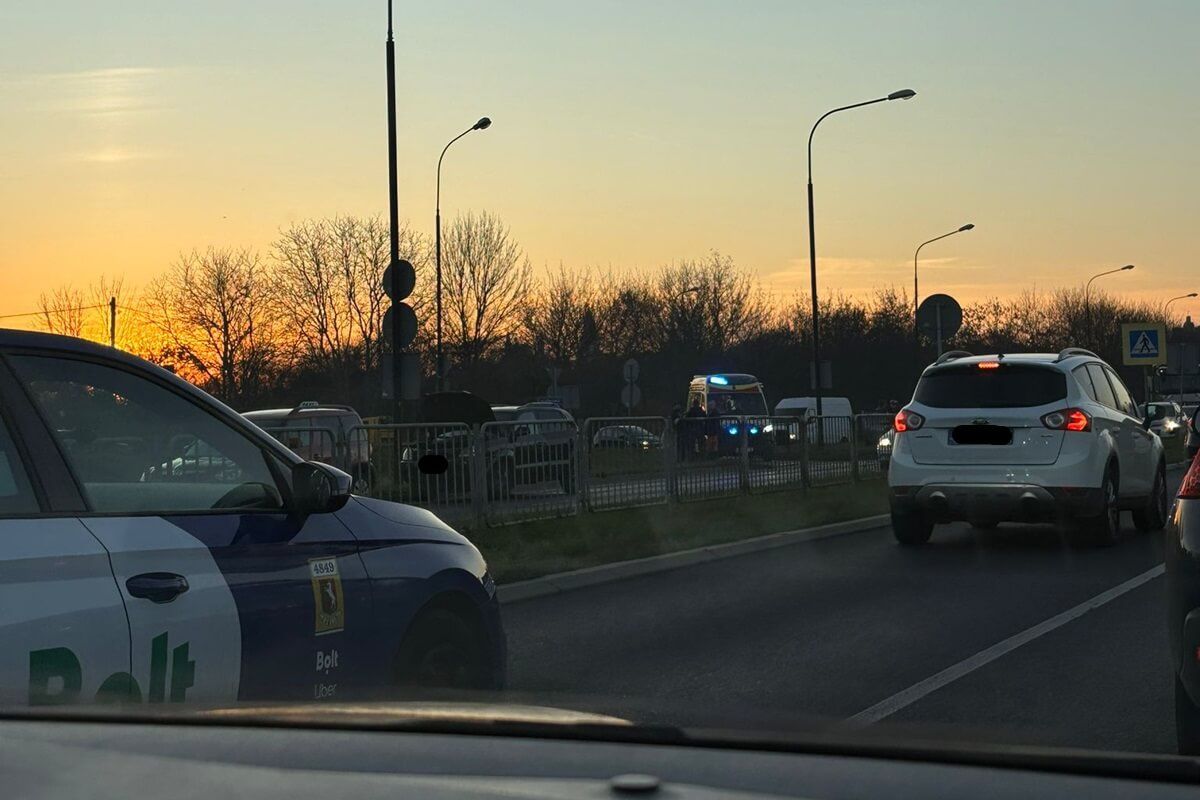 Skoda uderzyła w tył hyundaia na al. Tysiąclecia