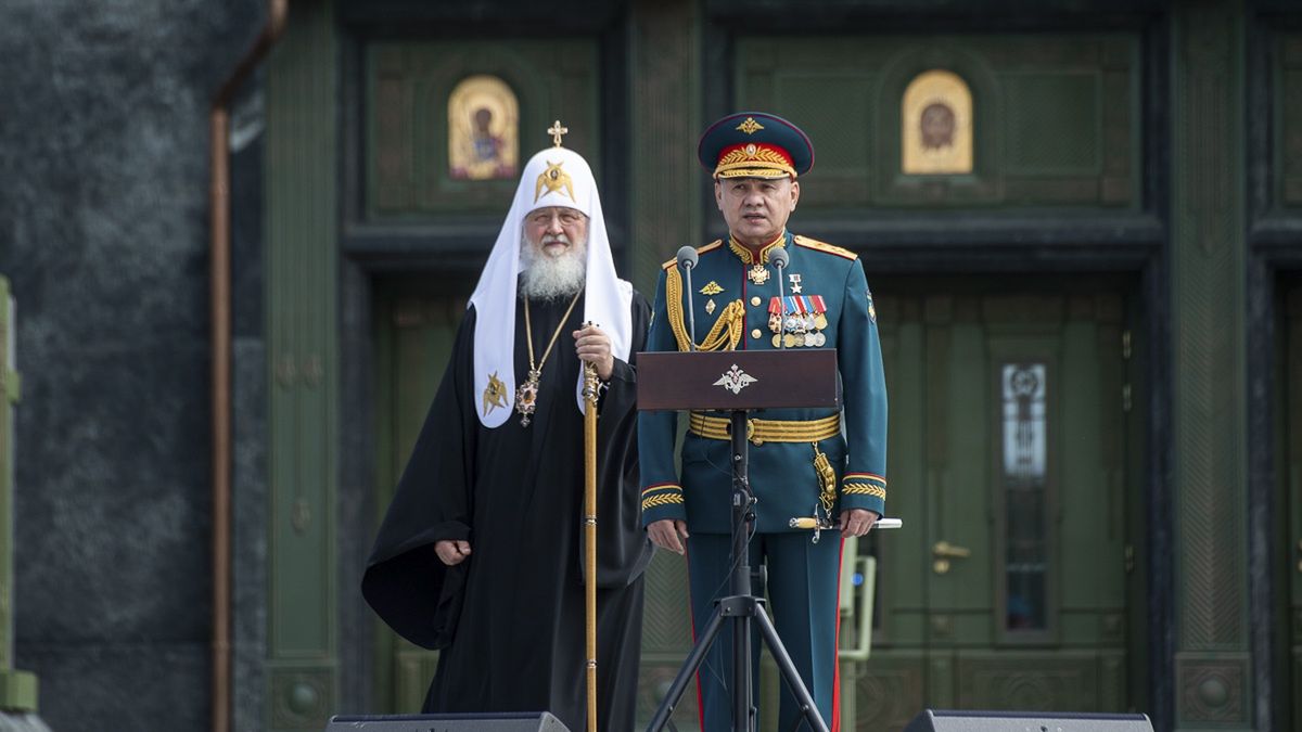 Patriarcha Cyryl (z lewej) każe duchownych za ich zaangażowanie polityczne