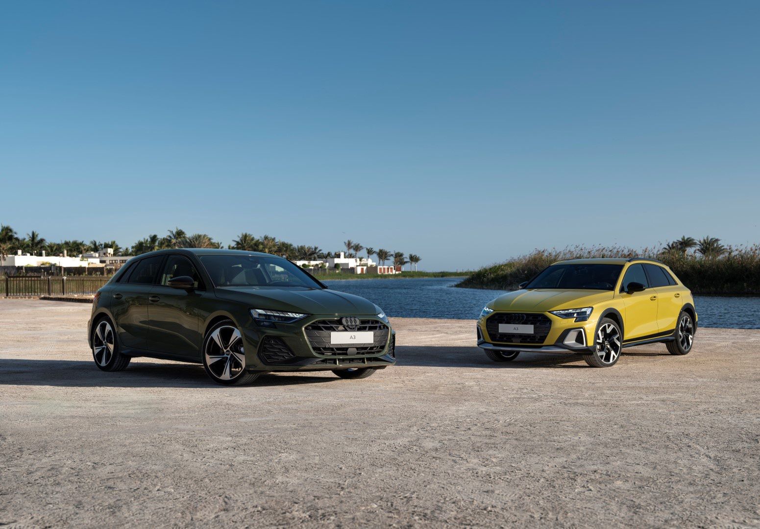 Static photo, Colour: District Green Metallic; Static photo, Colour: python yellow