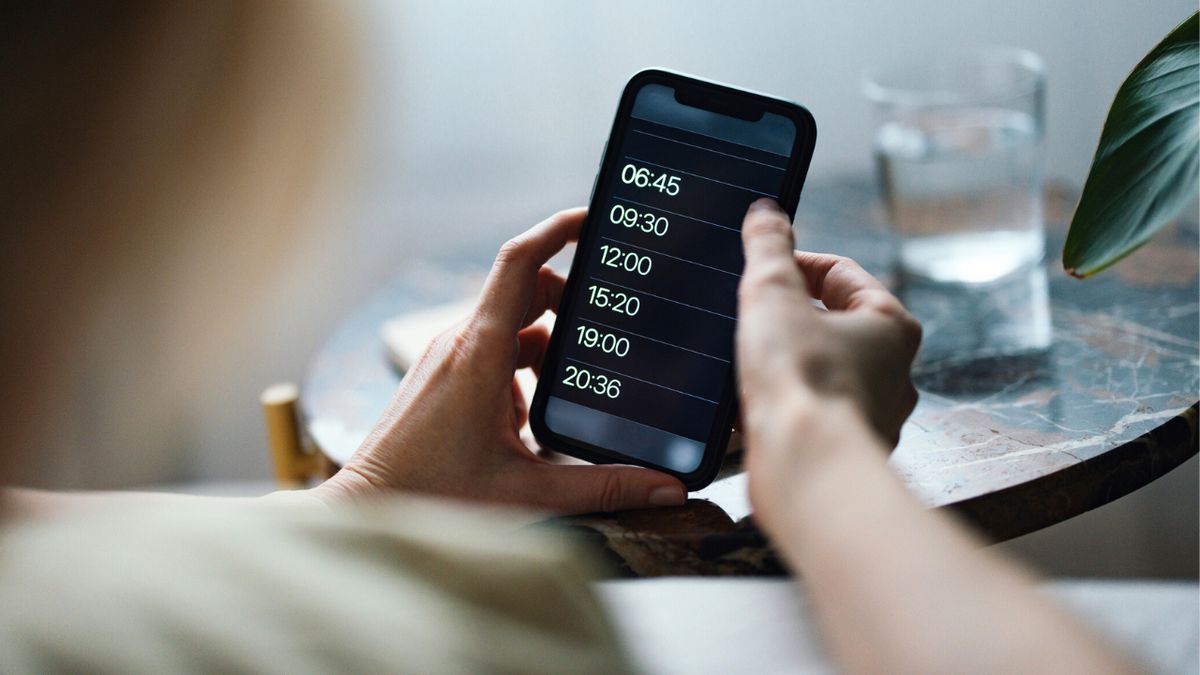 Ustawianie budzika w telefonie dotykowym
