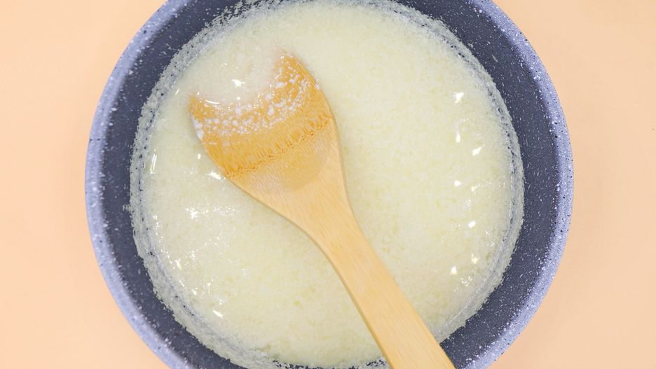 Rondelek zdejmuję z ognia i wlewam do mleka sok z cytryny.