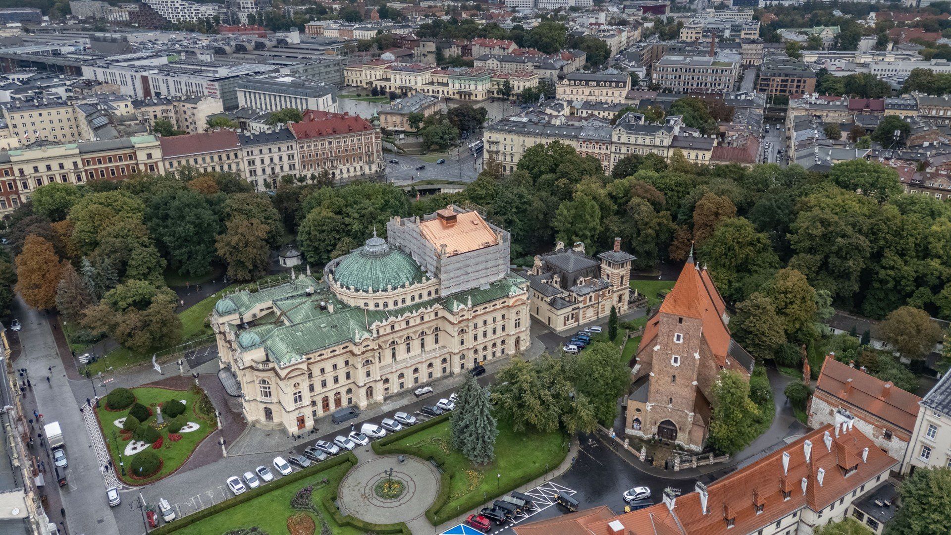 Część dachu Teatru Słowackiego jest już złota