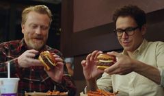 Ojcowie ułatwiający dzieciom randkę reklamują Maestro Burgera w McDonald’s (wideo)