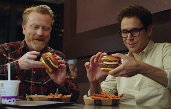 Ojcowie ułatwiający dzieciom randkę reklamują Maestro Burgera w McDonald’s (wideo)