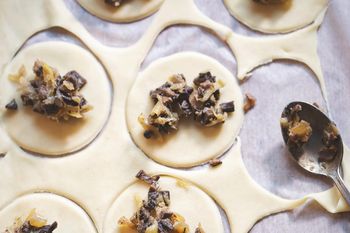 Do uszek zawsze wybieram te suszone grzyby. Farsz jest tak pyszny i pełen smaku, że każdy pyta o składniki