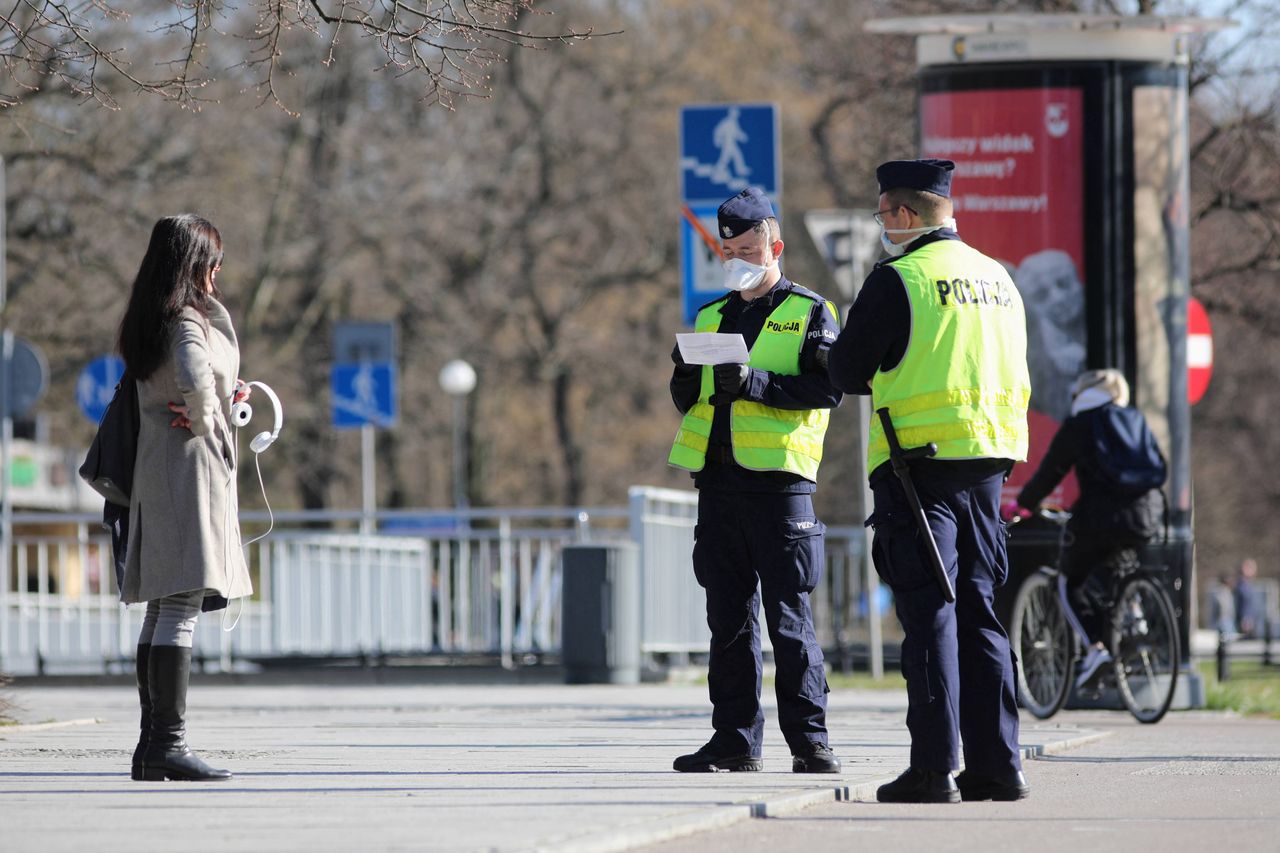 Koronawirus. Policja zamierza mniej pouczać, a więcej karać