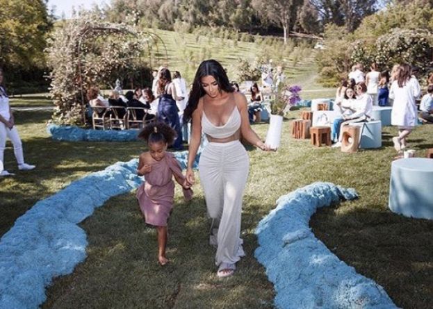 Kim Kardashian pokazała zdjęcia z baby shower. "To najspokojniejsze ze wszystkich naszych dzieci" (FOTO)