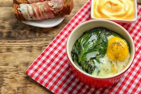 Jajka ze szpinakiem. Pożywne i zdrowe śniadanie