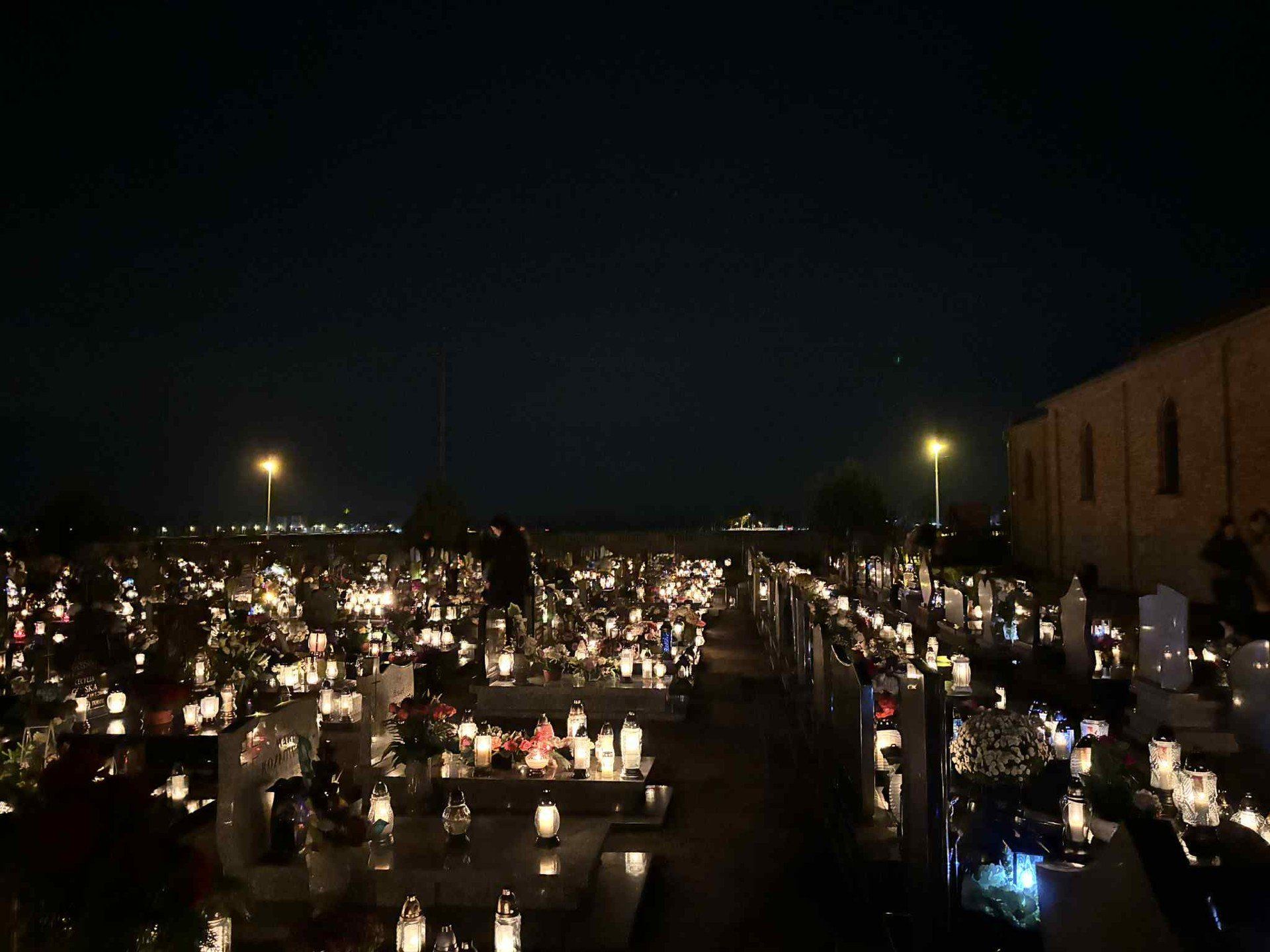 Grodziski cmentarz po zachodzie słońca