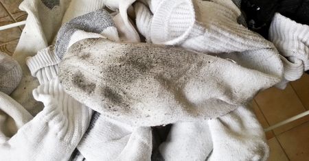 Włóż skarpety do słoika, zalej i wstrząśnij. Po 10 min będą śnieżnobiałe