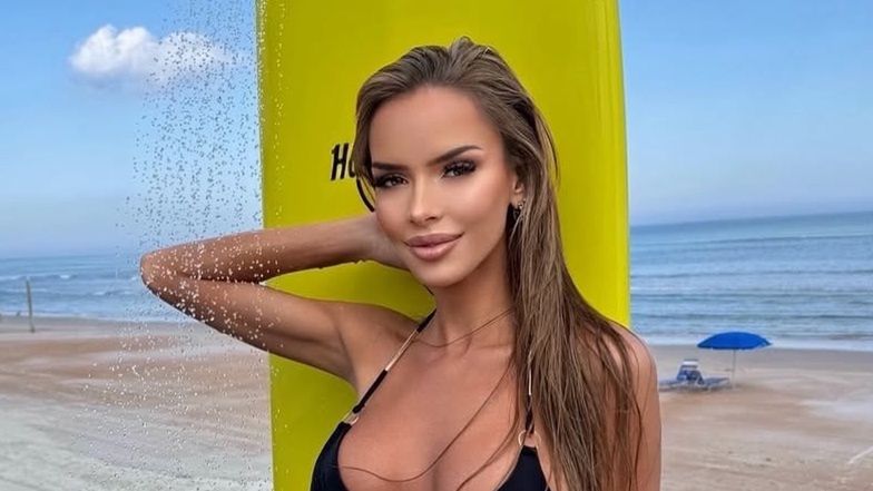 Monika Ordowska wdzięczy się w czarnym bikini na plaży, chłodząc ciało pod prysznicem