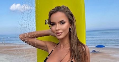Monika Ordowska wdzięczy się w czarnym bikini na plaży, chłodząc ciało pod prysznicem