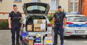Policjanci wspierają schronisko, przekazując karmę dla zwierząt