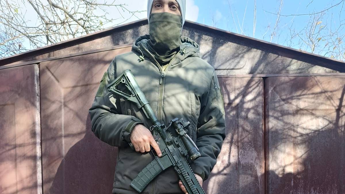 Żołnierz z karabinkiem HK416 wraz z dostawą od WildBees.