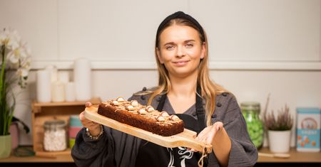 Zwykły chlebek bananowy poszedł w odstawkę. Ten z Kinder Bueno bije go na głowę