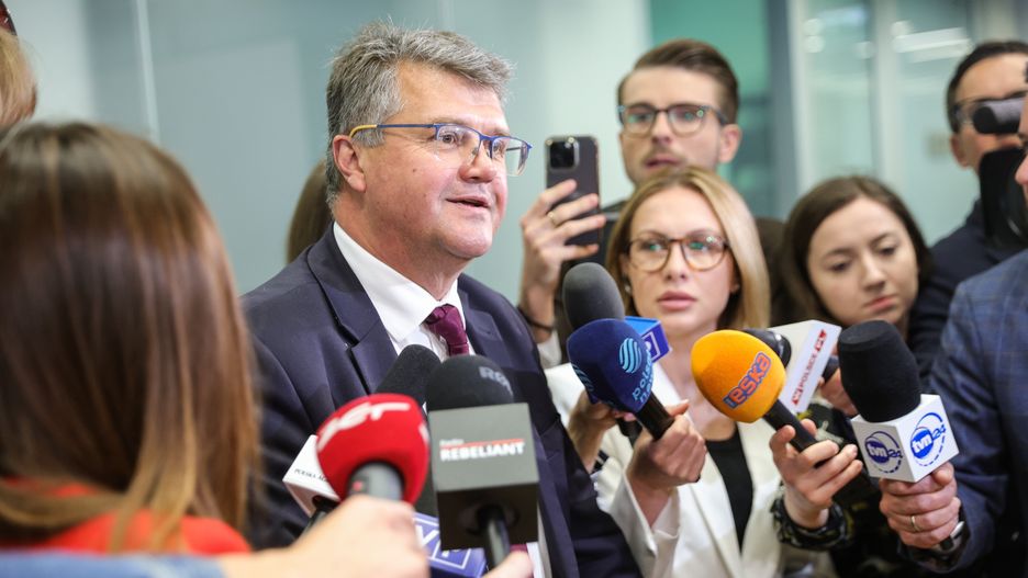 Warszawa, 14.05.2024. Wezwany w charakterze świadka, były wiceminister spraw wewnętrznych i administracji Maciej Wąsik (C) rozmawia z dziennikarzami przed posiedzeniem sejmowej komisji śledczej ds. afery wizowej, 14 bm. w Sejmie w Warszawie. (mr) PAP/Rafał Guz