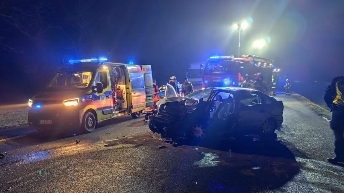Wypadek na DK12 w Brzezicach: zderzenie opla z ciężarówką