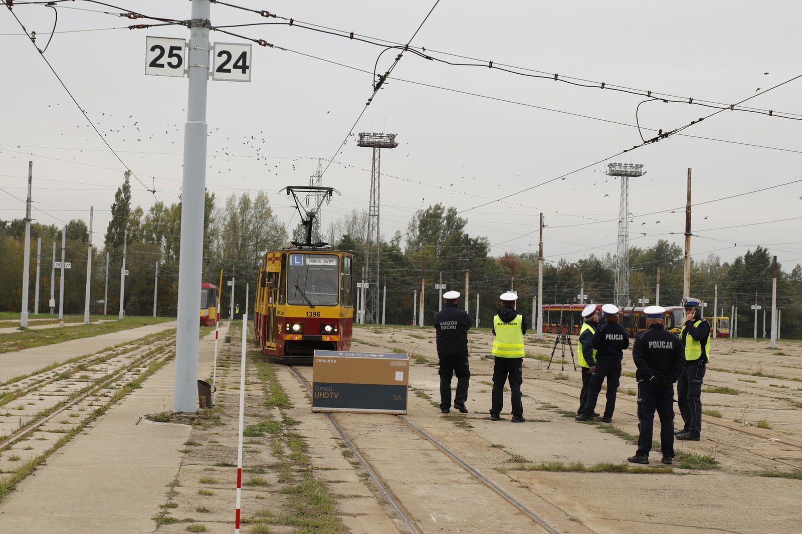 Tramwaj na suchych torach wyhamował przed przeszkodą. Skład na śliskich torach uderzył w nią zatrzymując się kilkanaście metrów dalej