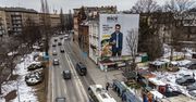 Kraków: Wielki baner z aktorem przesłonił elewację kamienicy w centrum. Takie reklamy mogą wisieć na czas remontu - ale tu go nie ma