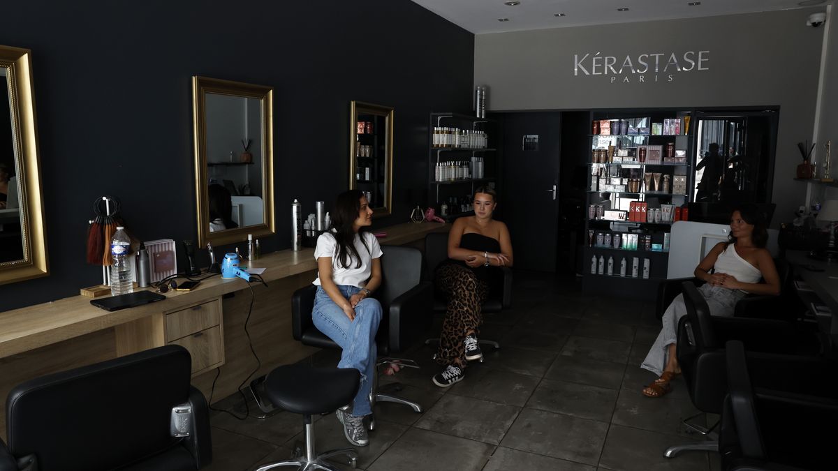 A beauty salon without electricty following a power outage that hist South of France in Cannes, France, 24 May 2025. A massive power outage struck the French region of Alpes-Maritimes, including Cannes, on 24 May. According to the Cannes Film Festival, the closing ceremony and all scheduled events are to proceed as planned. The Palais des Festivals has its independent power supply. EPA/GUILLAUME HORCAJUELO Dostawca: PAP/EPA.