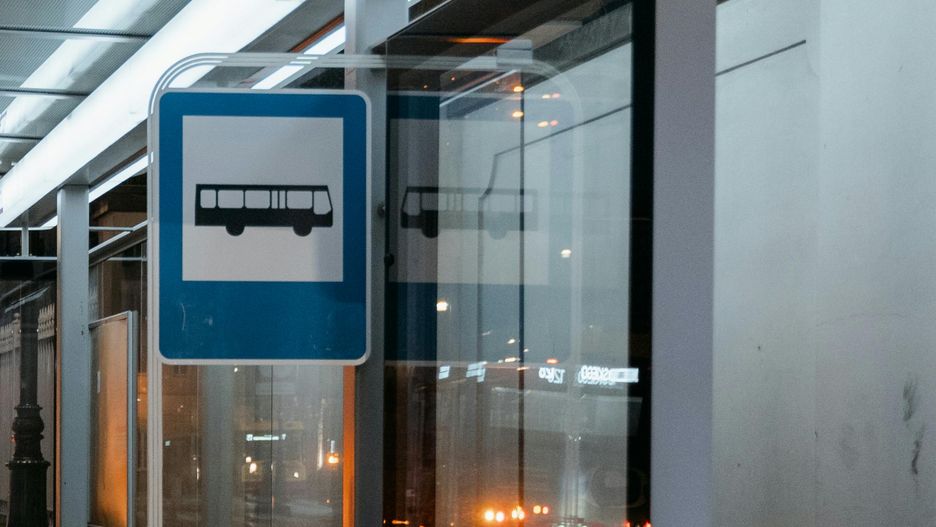 Przystanek autobusowy.