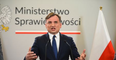 Wydanie dzieci za granicę. Zbigniew Ziobro chce uchylenia decyzji sądów