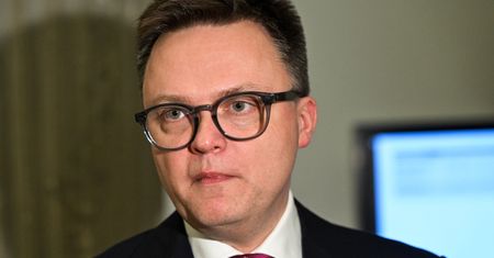 PKW nie spieszy się z odpowiedzią Hołowni. Chodzi o mandat po Kamińskim