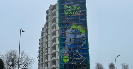 Nowa przestrzeń sztuki w Płocku – mural z królową nauki na wieżowcu przy ul. Wyszogrodzkiej