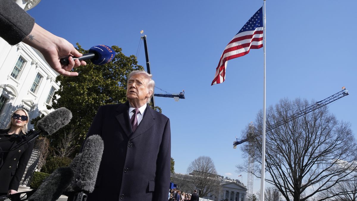 US President Donald Trump speaks to the members of the media on the South Lawn of the White House before boarding Marine One helicopter en route Corpus Christi, Texas and Palm Beach, Florida, in Washington, DC, USA, 27 February 2026. EPA/YURI GRIPAS / POOL Dostawca: PAP/EPA.