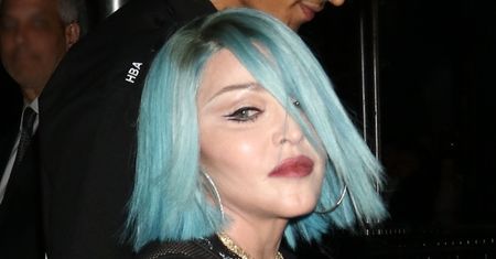 Młodzieżowa Madonna przybywa do klubu z OBNAŻONYM BIUSTEM (ZDJĘCIA)