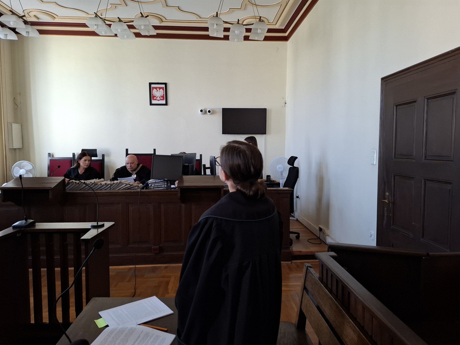 Na pierwszym planie adwokat Magdalena Tekieli-Mirowicz w trakcie ogłaszania prawomocnego orzeczenia.