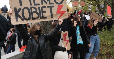 Ukrainki uciekają przed wojną. Niektóre stykają się z polskim prawem aborcyjnym