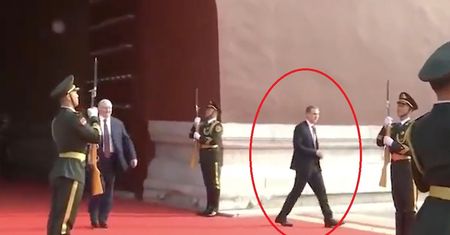 Szedł obok Łukaszenki. Syn dyktatora zrobił coś niespodziewanego