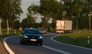 Kiedy można wyprzedzać na podwójnej ciągłej? Przepisy na to pozwalają