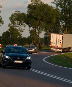 Kiedy można wyprzedzać na podwójnej ciągłej? Przepisy na to pozwalają