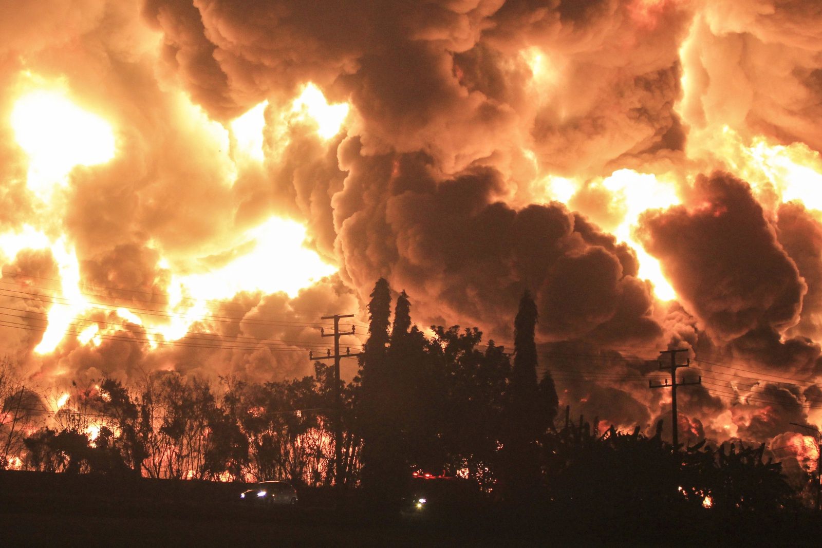 Apokaliptyczny widok w Indonezji. Płonie rafineria