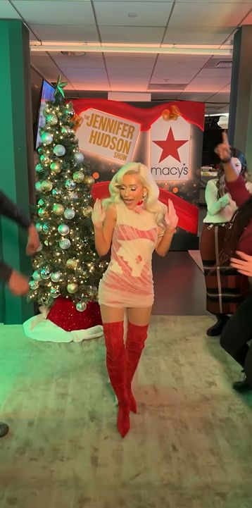 Odmieniona Christina Aguilera tańczy przed wejściem do studia